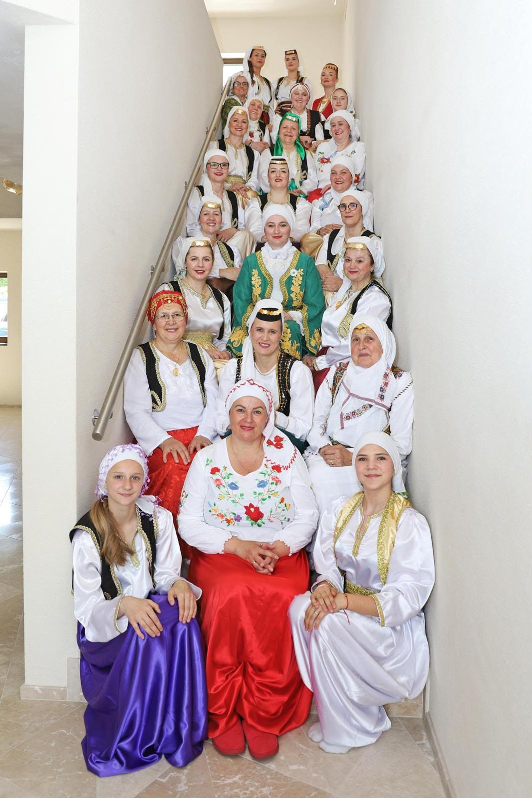 Žene Nahle u tradicionalnoj nošnji na stepeništu